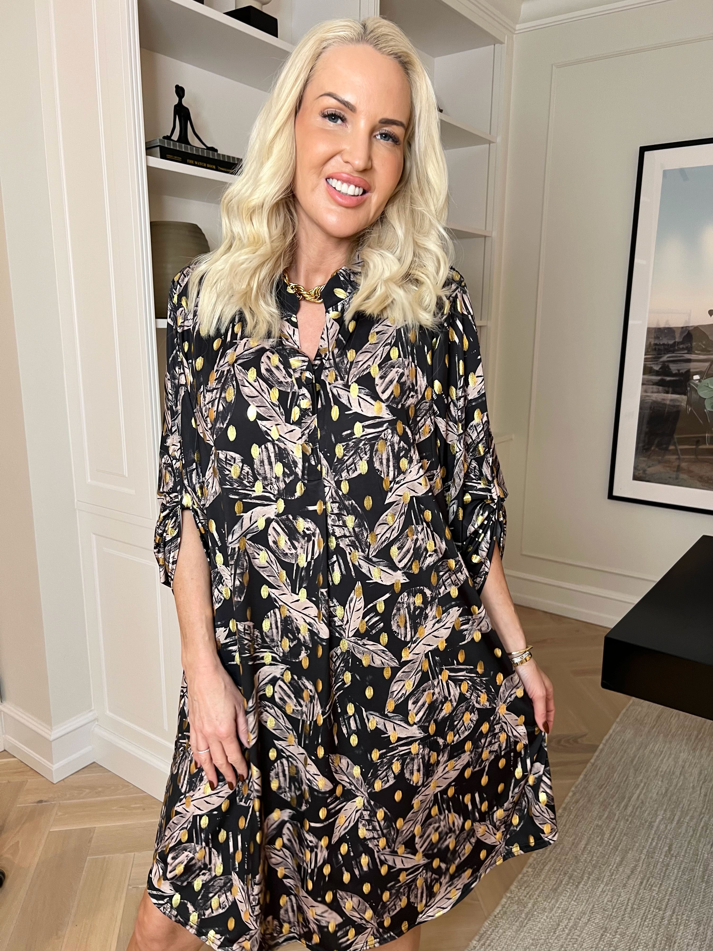 Ebba Leaf Long - Elastisk kjole med fint bladmønster og guld dutter